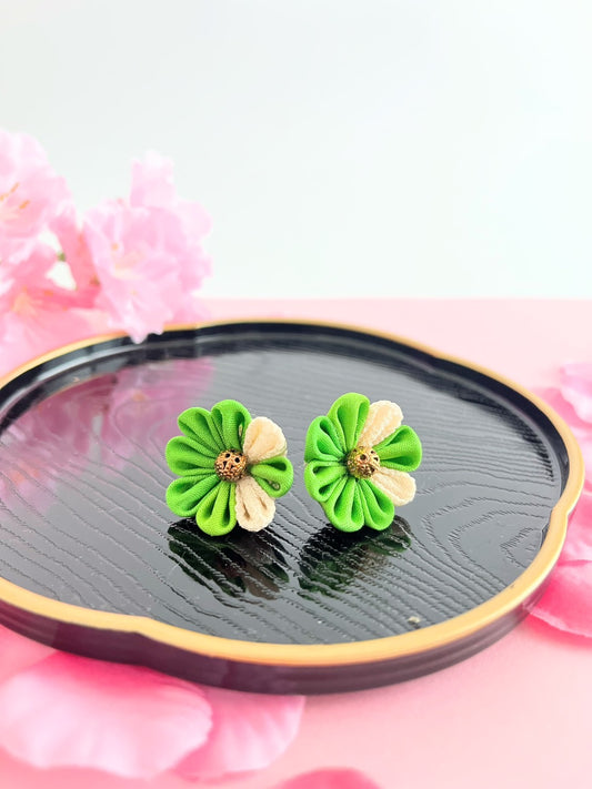 Green with a sense of fresh greenery Earrings