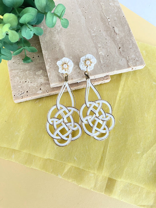 White feeling Earrings