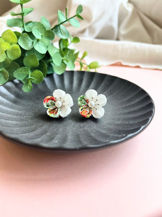 Kimono Leaf Green × White Bicolor Earrings