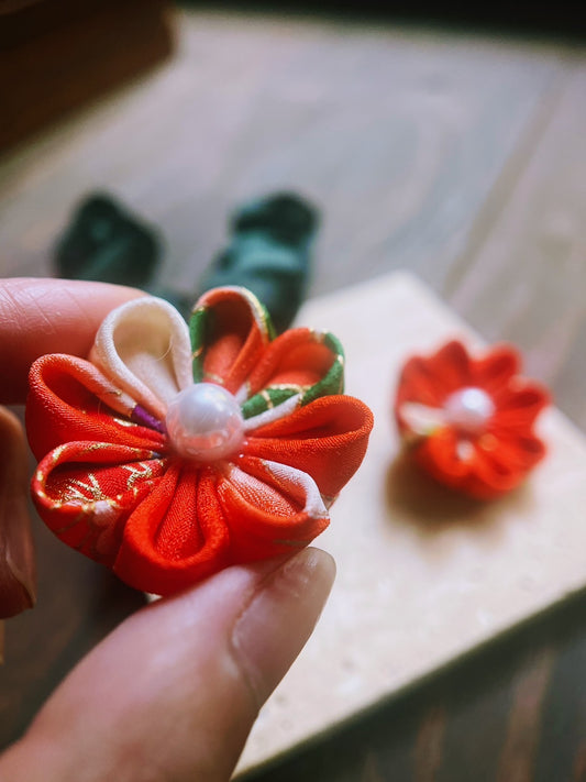 可憐(karen) Red kimono flower earrings