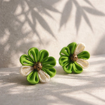 Green with a sense of fresh greenery Earrings